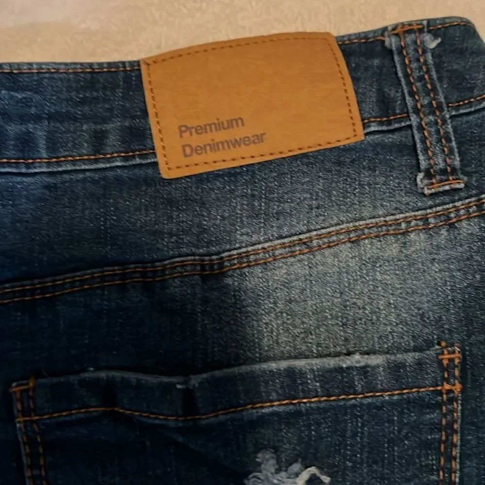 Love Tree Blue Denim Mini Skirt Size Large Distressed Fringe Hem 5 Pockets New - Picture 8 of 9
